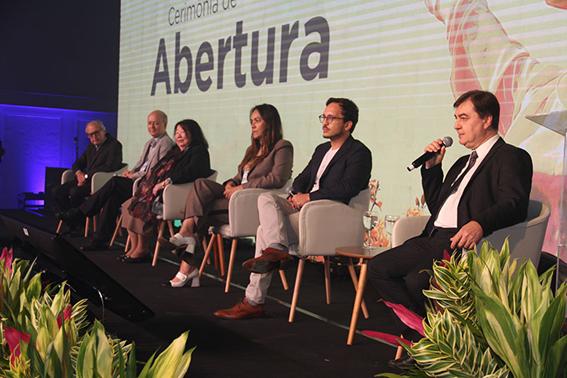 Grupo de pessoas sentadas ao redor de uma mesa

O contedo gerado por IA pode estar incorreto.