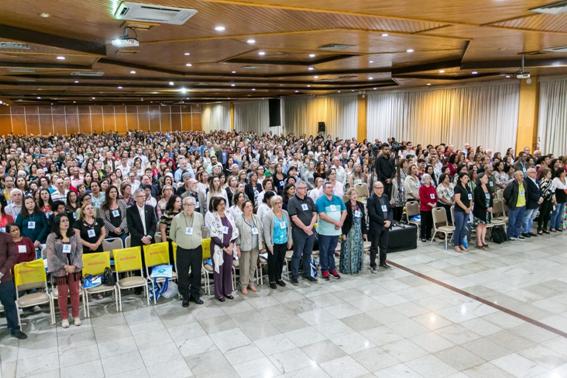 Salo com multido de pessoas

O contedo gerado por IA pode estar incorreto.