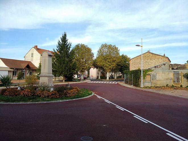 800px-Pradines_-_Rue_village_devant_mairie (1)