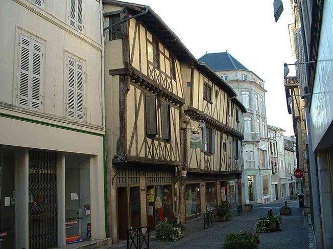 800px-Maison__colombage_Saint-Jean-d'Angely