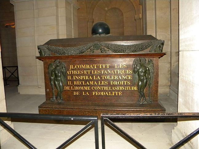 Tomb_of_Voltaire_in_Panthon,_7_July_2010