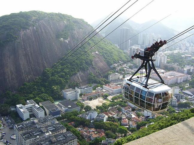 Ficheiro:Bondinho descendo o Morro da Urca.jpg