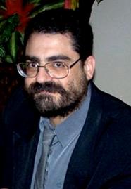 1) Enrique Eliseo Baldovino autografando a Revista Esp�rita de 1858 no lan�amento em Bras�lia em 2005