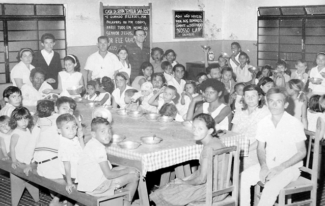 Uma imagem contendo interior, foto, mesa, parede

Descri��o gerada automaticamente