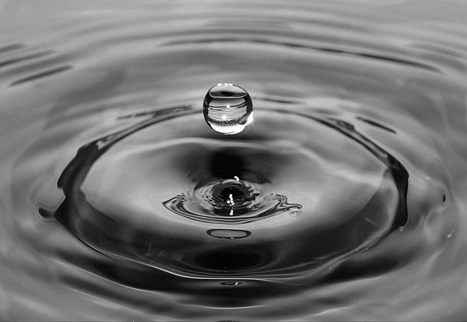 800px-Water_Drop_Before_It_Hits_The_Water