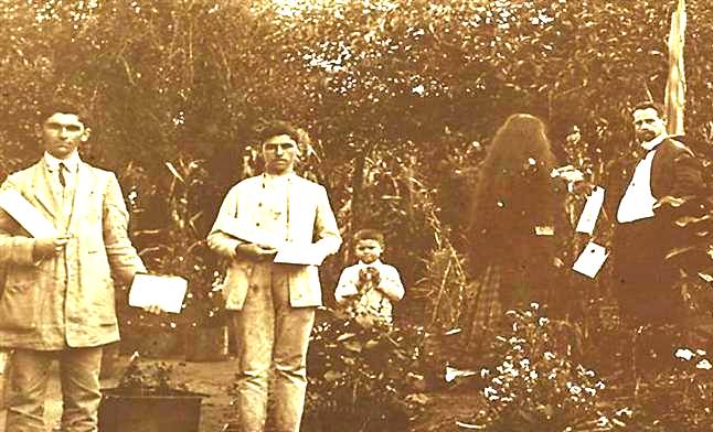 Cairbar Schutel e colaboradores distribuiindo O Clarim-cemit�rio de Mat�o