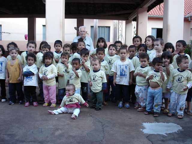 HUGO COM AS CRIAN�AS DO LAR 