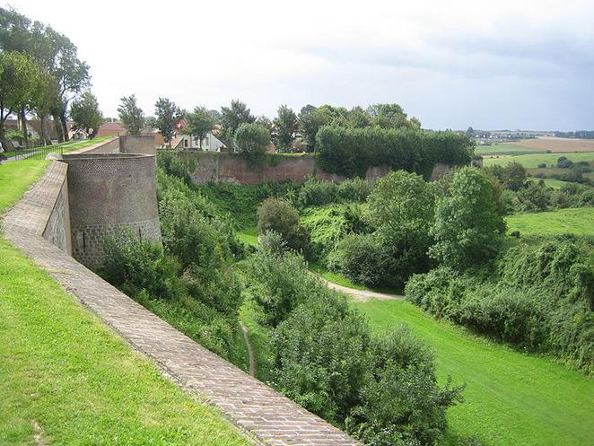 File:Rempart de la ville de Montreuil-sur-Mer.JPG