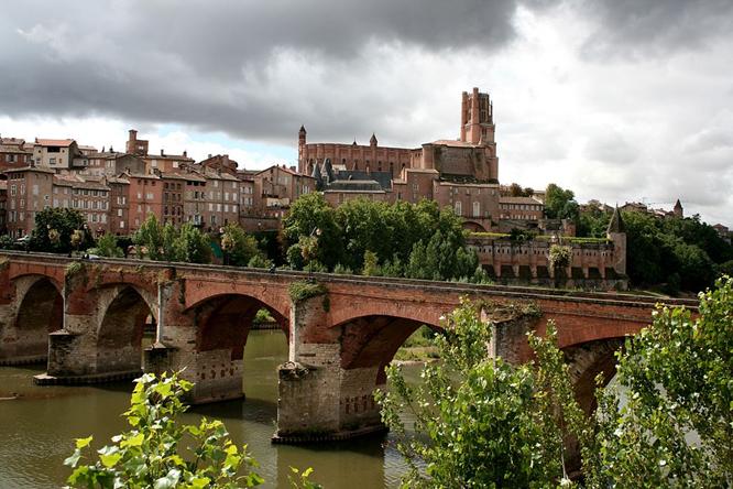Albi featuring the Sainte-C�cile cathedral and the Pont Vieux (old bridge) over the river Tarn.