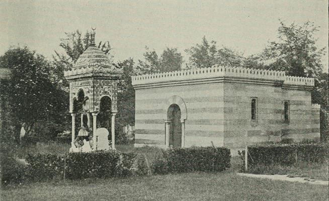 800px-P�re-Lachaise_-_Division_85_-_La_mosqu�e_et_la_s�pulture_de_la_reine_d'Oude_01